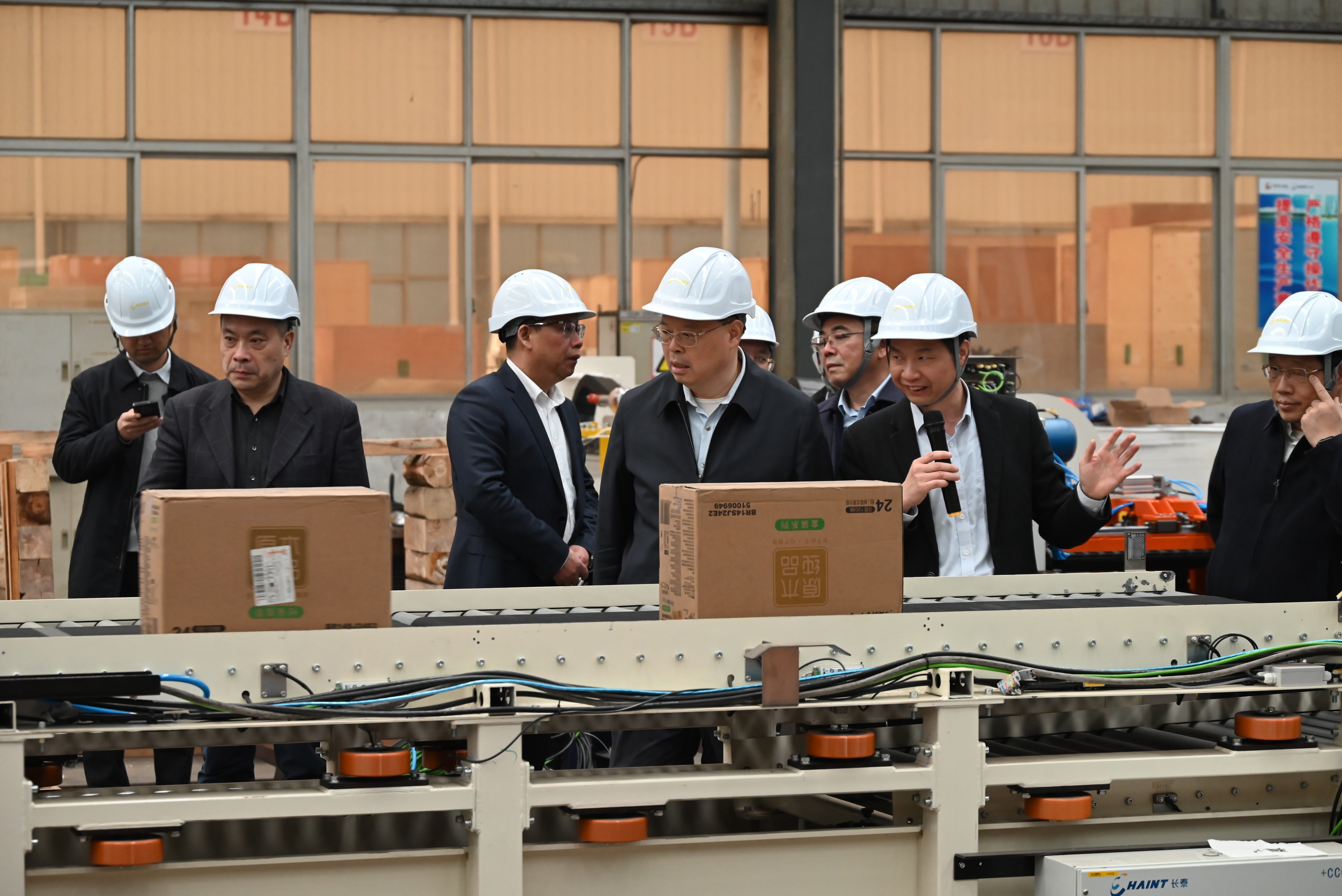 湖南省人大常委會(huì)黨組副書(shū)記、副主任張劍飛一行蒞臨中輕長(zhǎng)泰調(diào)研指導(dǎo)